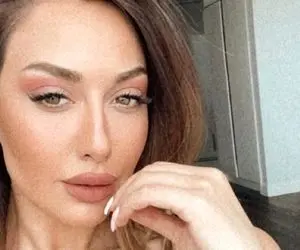 عکس صدف طاهریان با تاپ مشکی و دامن کوتاه آبی در لب دریا!