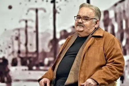 آواز معروفا؛ اکبر عبدی با حال وخیم و وصل به دستگاه اکسیژن رقص و گریه میکنه