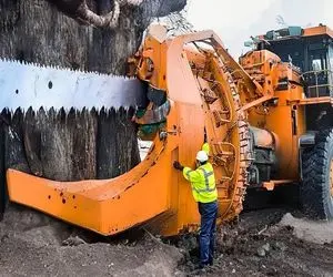 ماشین‌های غول پیکر؛ برای گرفتن پیتون غول ماشین اره‌ای آوردن دو برابر پیتونه