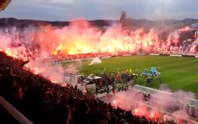 (ویدیو) هواداران بعد از باخت در دربی ورزشگاه را آتش زدند !