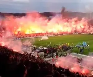 (ویدیو) هواداران بعد از باخت در دربی ورزشگاه را آتش زدند !