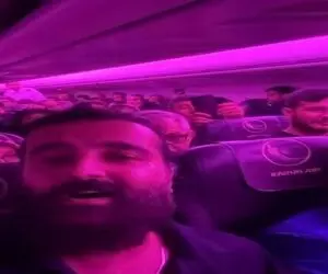آواز احساسی؛ مسافرا تو هواپیما استرس دارن خواننده زیر بارونا گمم خوند تا حواسا پرت شه