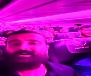 آواز احساسی؛ مسافرا تو هواپیما استرس دارن خواننده زیر بارونا گمم خوند تا حواسا پرت شه