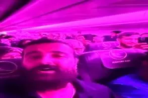 آواز احساسی؛ مسافرا تو هواپیما استرس دارن خواننده زیر بارونا گمم خوند تا حواسا پرت شه
