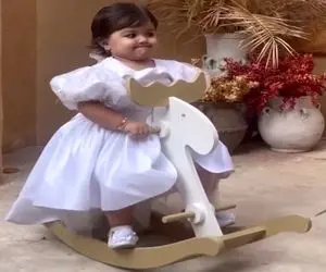 آواز شاد؛ دختربچه لپ گلی مشغول بازیه آهنگ زدن برا این که جا نمونه جوری رقصید دلت میره