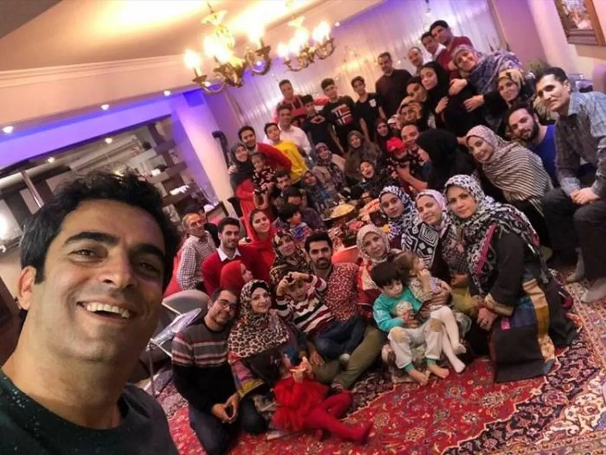 سلفی منوچهر هادی با خانواده پرجمعیتش