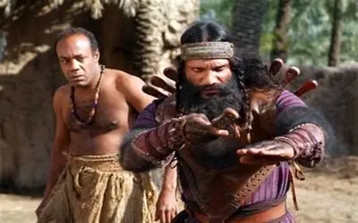 سفر به ایام قدیم 1400 سال پیش؛ ژست حرمله در کنار برج میلاد با قامتی بلند و لبخند ژکوند