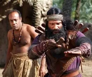 سفر به ایام قدیم 1400 سال پیش؛ ژست حرمله در کنار برج میلاد با قامتی بلند و لبخند ژکوند