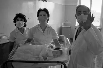 سفر به ایام قدیم؛ میخکوب شدن محمدرضا پهلوی بعد از زایمان فرح خودشیفته