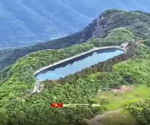معماری خلاقانه؛ چین بالا کوه استخر ساخته لوله کشی کرده برا اینه جمعیتش آب کم نمیاره