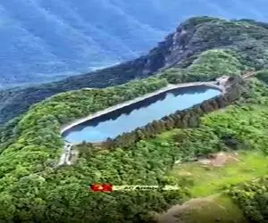 معماری خلاقانه؛ چین بالا کوه استخر ساخته لوله کشی کرده برا اینه جمعیتش آب کم نمیاره