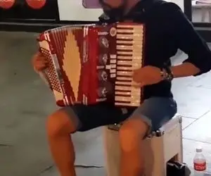 آواز خیابانی؛ این آقا با چه مهارتی آکاردیون میزنه که انگار رو ابراست رو دست نداره!