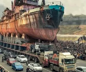 جابه جایی جانکاه؛ کشتی دزدان دریایی و با تریلی دارن میبرن واسه به تاراج بردن اموالش