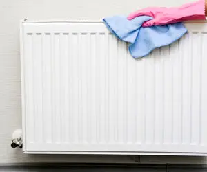 فصل بخاری و شوفاژِ اما چشمت نمیپره پاکش کنی؛ خووو سرده؛ بیا تمیزکاری شو یادت بدم خلاص