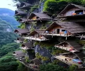 معماری خلاقانه؛ خونه ساختن مثه قاب عکس میخ کردن به کوه از قله طناب میندازن برسن بهش