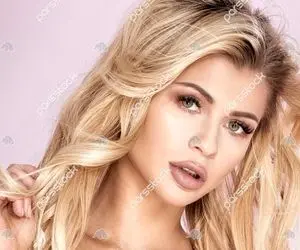 رقص دختر مو بلوند و دوستانش در پاساژ | ویدیو