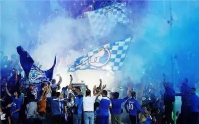 استقلال در محاصره هواداران؛ تجمع پرشور دم هتل شیراز