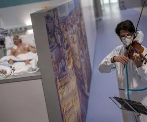 نوازندگی یک پسر جوان در بیمارستان 