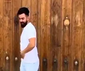 آواز شاد؛ حرکات موزون پرنسسی و نچسب این پسر با آهنگ ترکی؛ اعتماد به نفس در حد لالیگا