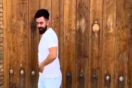 آواز شاد؛ حرکات موزون پرنسسی و نچسب این پسر با آهنگ ترکی؛ اعتماد به نفس در حد لالیگا