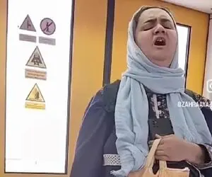 آواز احساسی؛ زن نابینا تو مترو من ماندم و صد خار ستم همستی خواند همه حیران شدن