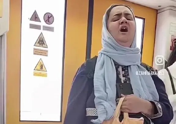 آواز احساسی؛ زن نابینا تو مترو من ماندم و صد خار ستم همستی خواند همه حیران شدن