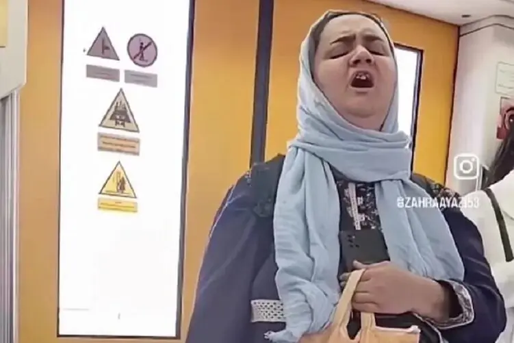 آواز احساسی؛ زن نابینا تو مترو من ماندم و صد خار ستم همستی خواند همه حیران شدن