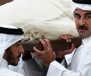 امیر قطر تابوت پدرش را به دوش کشید/ تشییع امیر پیشین قطر