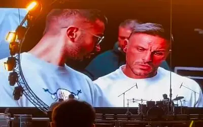 آواز پر طمطراق؛ ورود جذاب آرمین رو استیج که طرفداراش دارن میبینن لباس عوض میکنه