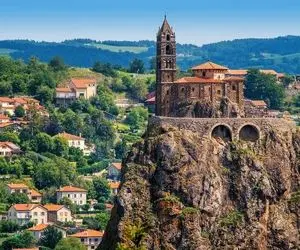 معماری خلاقانه؛ نوک قله بغل دره عمارت اعیونی ساختن شبیه خونه های عصر ویکتوریا