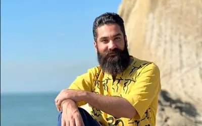 آواز سنتی/علی زند وکیلی وسط شیراز شروع به بداهه خوندن کرد مردم متحیر صدای زیباش شدن