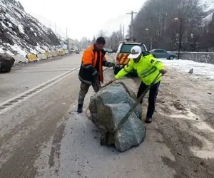 احتمال ریزش سنگ در جاده چالوس