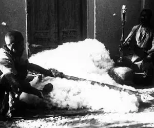 سوار ماشین زمان بشوید؛ وقتی کمان پنبه زنی بخت دختران را باز می کرد