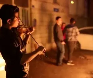 مطربی خیابانی؛ ببینید این پسر فقیر تو دل سیاه شب چه پر احساس ویولن می نوازد
