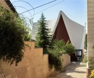 ویلای برادر کوچکتر ذوزنقه ای الهام گرفته از عدد 8 / بنایی منطبق بر انقباض و انبساط