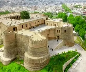 قلعه فلک الافلاک عربی خیر بلکه سپهر سپهران یادگار ایران باستان و یادآور شکوه گذشته‌ها