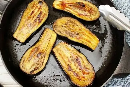 ترفند های خانه داری؛ فقط با یه قاشق روغن دو کیلو بادمجان سرخ کن 2 تا تکنیک ویژه