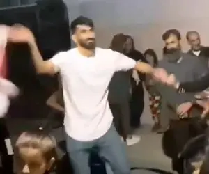 آواز محلی؛ لری رقصیدن علیرضا بیرانوند که رفته شهرشون با اقوام نزدیک