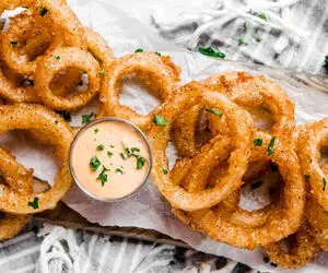 طرز تهیه پیاز سوخاری اونم به روش رستورانی؛ یه ساید دیش جذاااب و دیوونه کننده