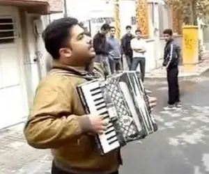 آواز خیابانی؛ مرده پای هر ساختمون لحظه خداحافظیو با آکاردئون میخونه شاباش بارون میشه