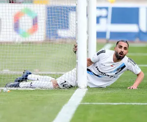 (عکس) اعتراض بازیکن پرسپولیسی پیکان به داوری بازی با استقلال!