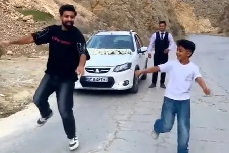 آواز شادانه؛ رقص کرمانجی دایی و خواهرزاده واسه عروس و داماد تک و تنها که همراه ندارن