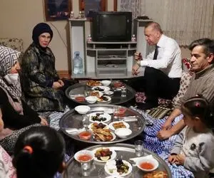 آقای رئیس جمهور و همسرش میهمان افطار شهروندی عادی 