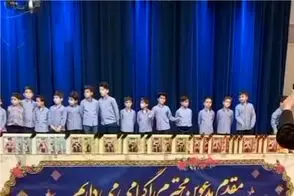 آواز شاد؛ بچه ها رو بردن سرود بخونن یکی قر کمرش در میره یجور میرقصه حضار حض میکنن