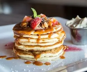 طرز تهیه پنکیک اونم به روش سنتی و جذاااب؛ دیگه انقدر پول به این کافه اون کافه نده جانم