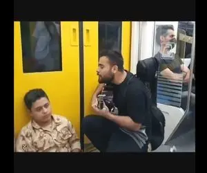 آواز خیابانی؛ خواننده ای که تو مترو با آهنگ جناب سروان به سرباز دلشکسته دلداری میده