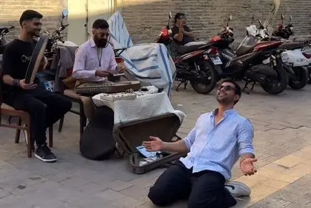 آواز محلی؛ شمالیا هیجا کم نمیارن وسط بازار وکیل شیراز گیلکی رقصید همه گوشی بدست شدن