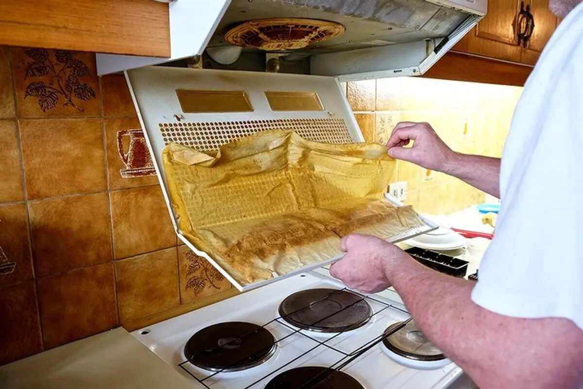 cleaning-kitchen-hood-filter-2