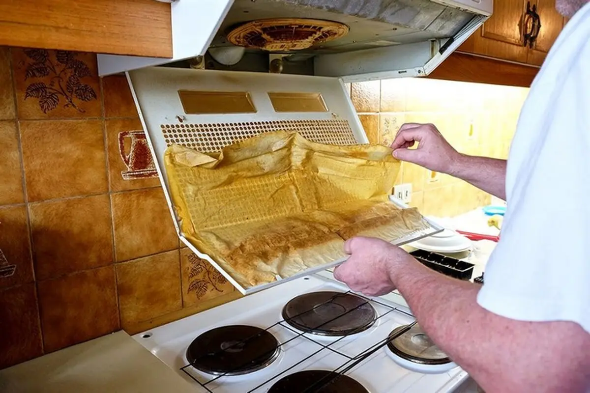 cleaning-kitchen-hood-filter-2