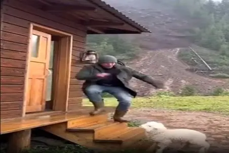 معماری طبیعت؛ تلاش مرد و بره اش برای نجات از زلزله در کوه